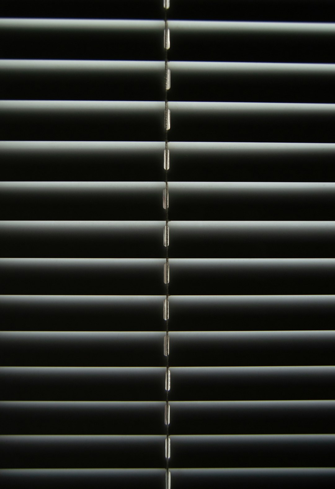 a-chain-on-a-metal-bar-bvanejjawjg
